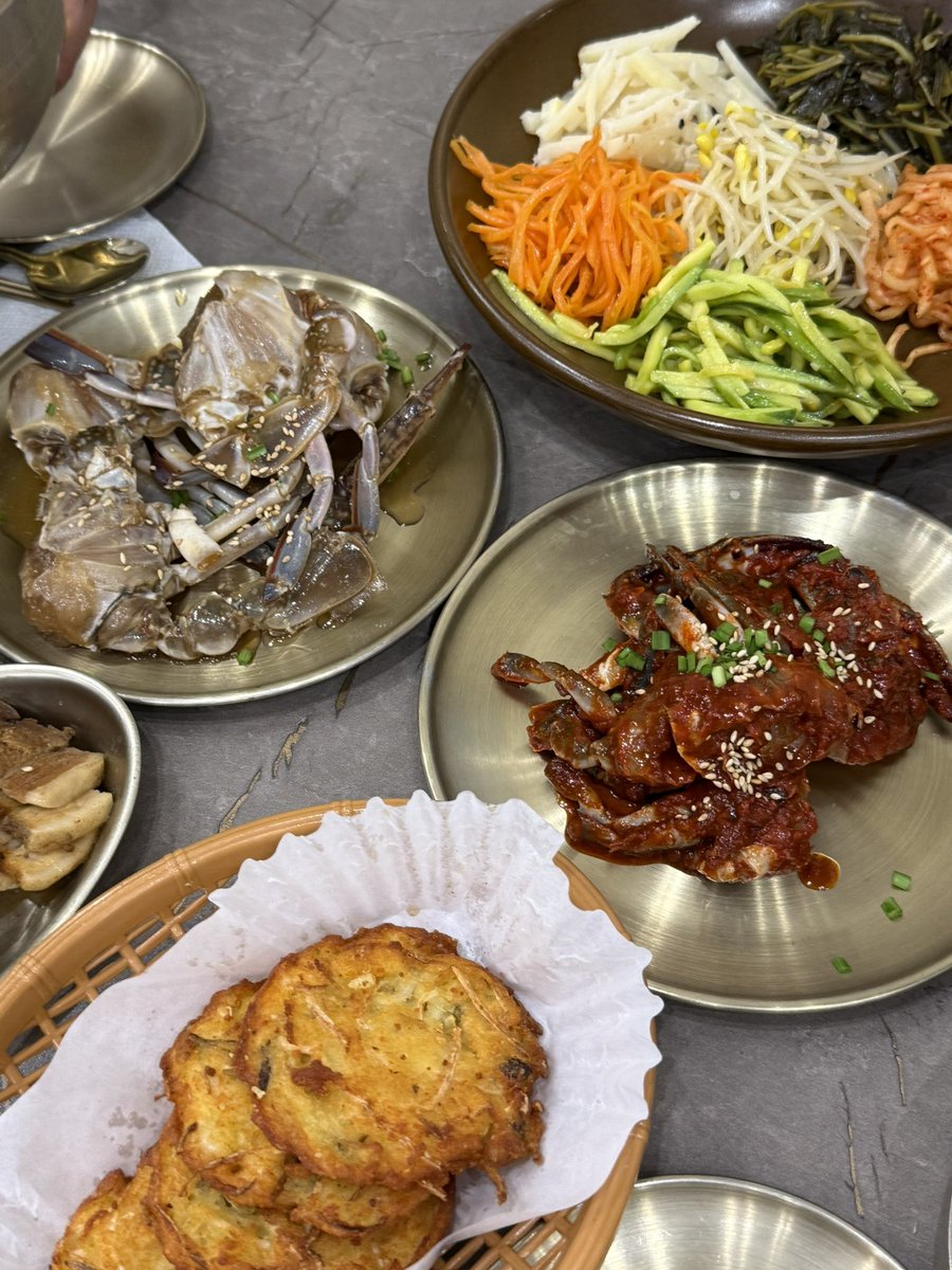 gettingbetter_b's tweet image. 251113
아침. 두유
점약. 게장보리밥정식
저녁. 야근 후 피티 후 늦게.. 남아있던 두부계란국이랑 납작만두

야채를 먹고팠는데 샐러디 같은곳의 비싸고 양많은 샐러드는 싫고.. 마침 분식집 납작만두 발견😋
만두 좀 남기고 소스 덜 먹으면 꽤 괜찮은 식단일듯