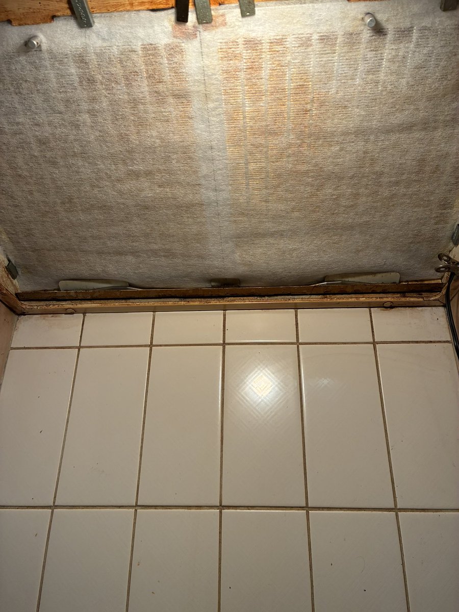 最近、吉田は掃除してくれます。今日はガスレンジフードフードフィルター。私には届かないのでサボってましたから助かる。　ガスレンジも磨きだすと徹底的に。
ここにもこだわりが‼️