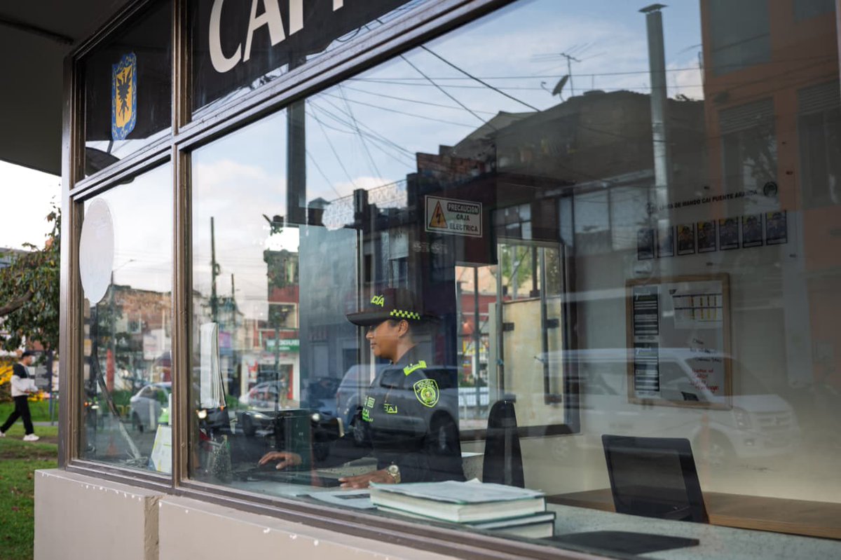 Bogota's tweet image. 🧵2/3
Gracias al liderazgo de @ProbogotaRegion, se logró dotar con nuevo mobiliario los CAI de Puente Aranda y Lisboa, un ejemplo de cómo la unión entre empresa, instituciones y comunidad mejora la seguridad y el bienestar en nuestra ciudad.