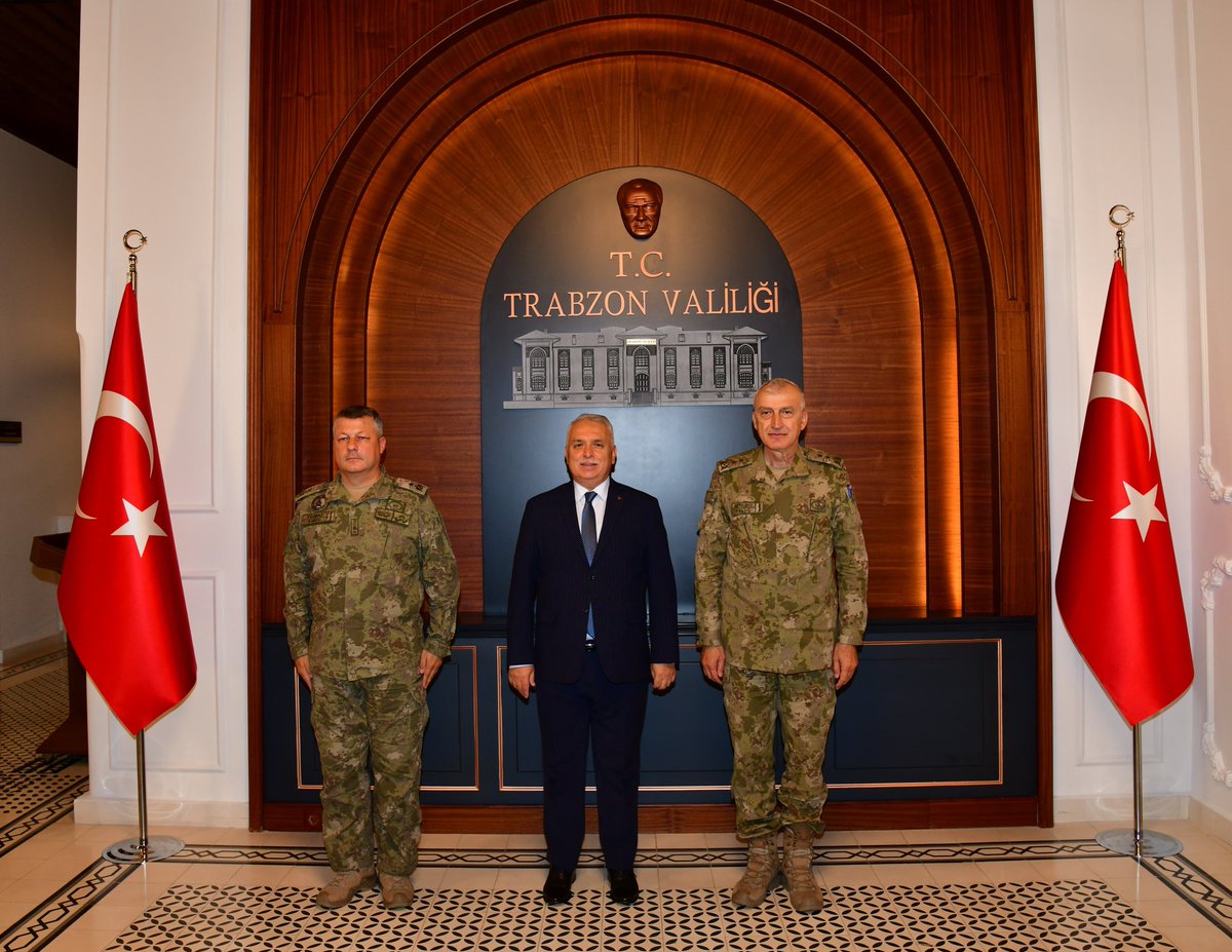 TrabzonValilik's tweet photo. Vali Aziz Yıldırım, Erzurum 9'uncu Kolordu Komutanı Tümgeneral Osman Akyıldız ve Trabzon 17. Komando Tugay Komutanı Tuğgeneral Burak Yılmaz'ı 
makamında kabul etti. https://t.co/IcC7gyuUkH