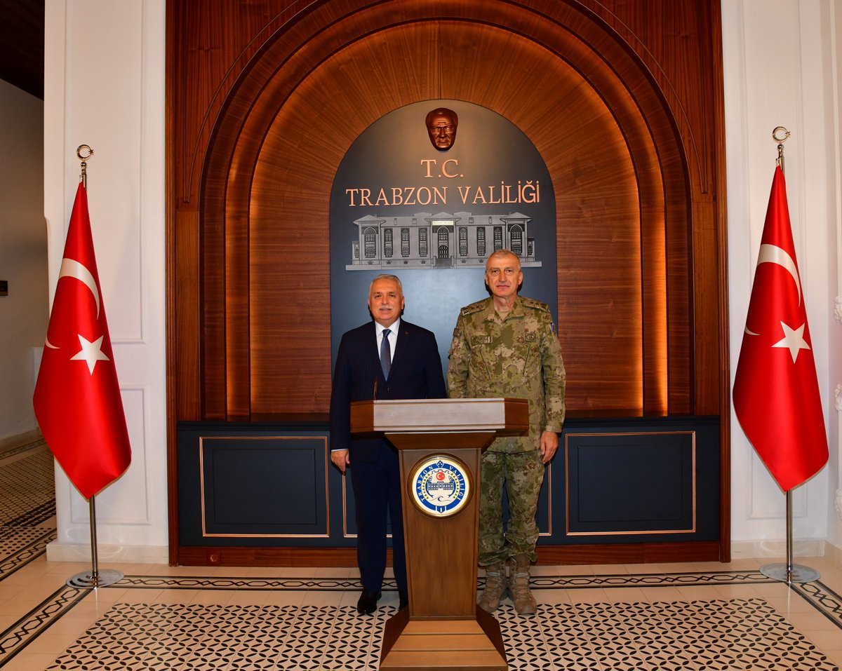 TrabzonValilik's tweet photo. Vali Aziz Yıldırım, Erzurum 9'uncu Kolordu Komutanı Tümgeneral Osman Akyıldız ve Trabzon 17. Komando Tugay Komutanı Tuğgeneral Burak Yılmaz'ı 
makamında kabul etti. https://t.co/IcC7gyuUkH