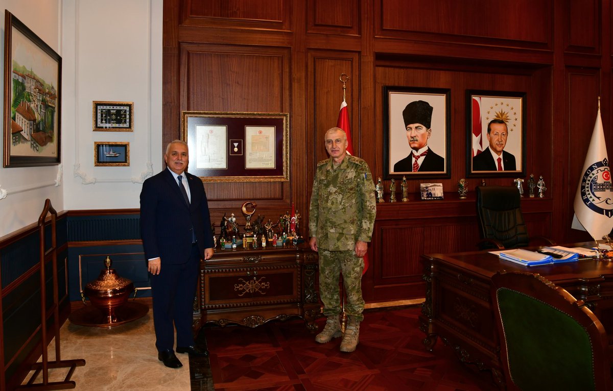 TrabzonValilik's tweet photo. Vali Aziz Yıldırım, Erzurum 9'uncu Kolordu Komutanı Tümgeneral Osman Akyıldız ve Trabzon 17. Komando Tugay Komutanı Tuğgeneral Burak Yılmaz'ı 
makamında kabul etti. https://t.co/IcC7gyuUkH
