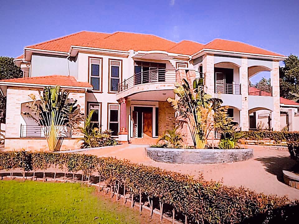 sure_uganda's tweet photo. HOUSE FOR SALE IN #Nakwero -Gayaza Rd 5bedrooms #5bathrooms 2boys quarter Seated On #45decimals Asking at 1.2bn_ugx Slightly Negotiable With Ready Title On Table just 100meters off tarmac: 0788385406/0705043648 https://t.co/XMBVWSi4u6