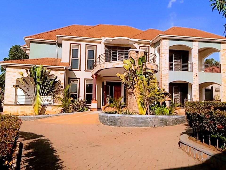 sure_uganda's tweet photo. HOUSE FOR SALE IN #Nakwero -Gayaza Rd 5bedrooms #5bathrooms 2boys quarter Seated On #45decimals Asking at 1.2bn_ugx Slightly Negotiable With Ready Title On Table just 100meters off tarmac: 0788385406/0705043648 https://t.co/XMBVWSi4u6