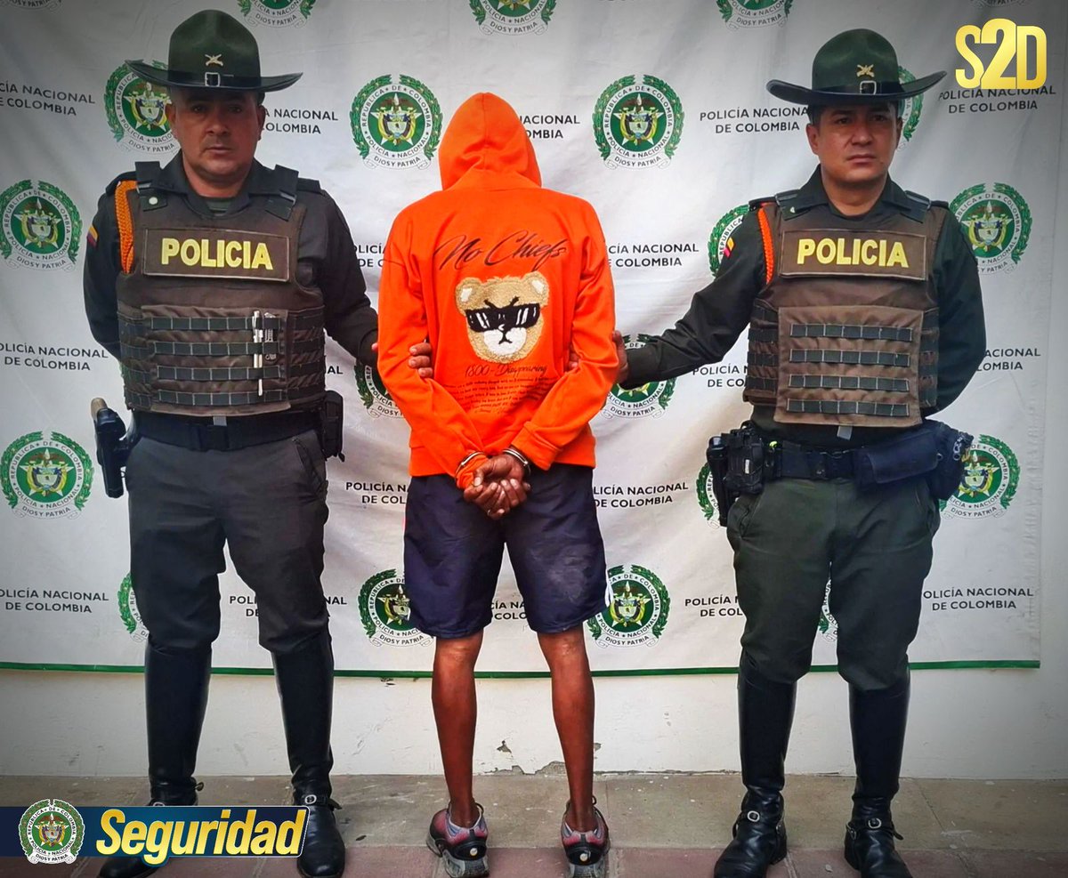 PoliciaStander's tweet photo. 🚔 En #SanGil, uniformados de @CarabinerosCol capturaron por orden judicial a alias “El Calvo”, requerido por el delito de fabricación, tráfico o porte de estupefacientes.

El capturado tenía antecedentes por concierto para delinquir y tráfico de estupefacientes desde 2024. https://t.co/TshnhhtI0N