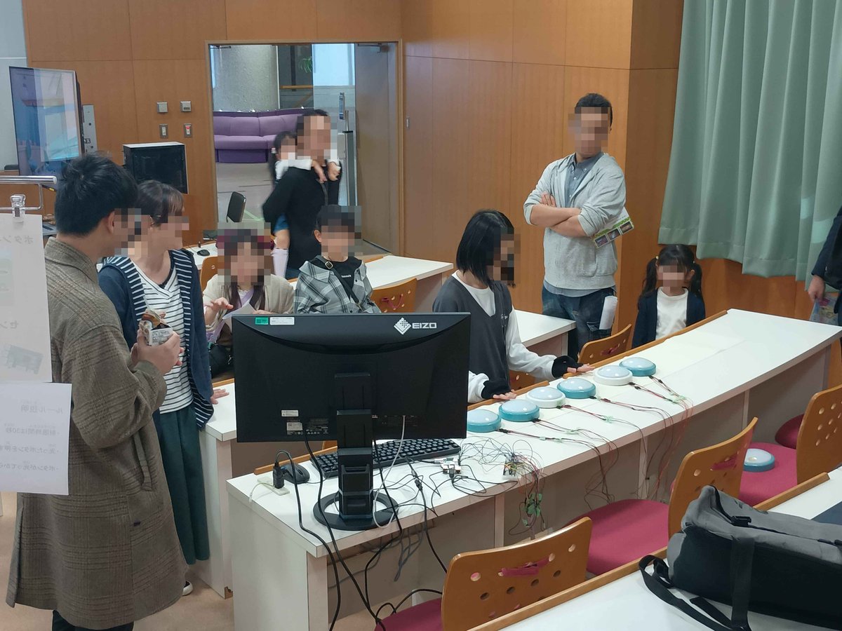 jaist_tech's tweet photo. 10/25に開催されたJAISTフェスティバルで展示を行いました
当日は約300名の方にブースへお越しいただき、大盛況となりました！

主な展示内容
・AIかくれんぼ
・反射神経ゲーム
・AI人狼
・最短経路ゲーム
・チューリングテストゲーム

今後もこの勢いでサークル活動を盛り上げていきます！ https://t.co/NmE3VyOrvy