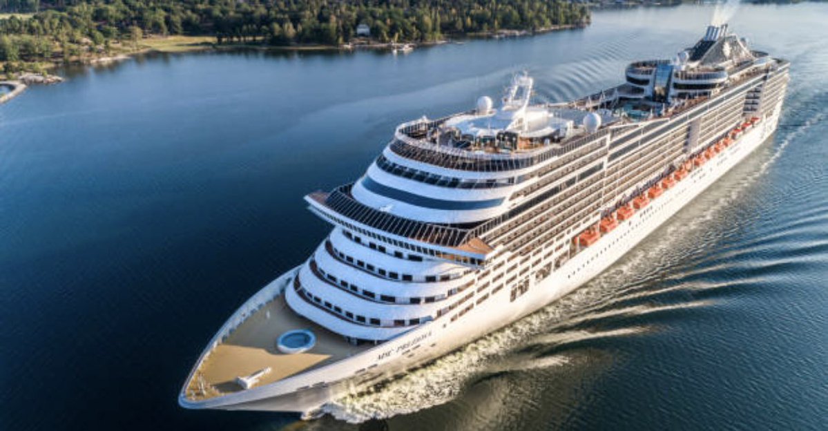 एक जापानी जहाज़ अरब सागर की तरफ बढ़ रहा था, मौसम साफ़ था और लक्ष्य तक पहुचने में एक दिन और लगते. कप्तान को नहाने की इच्छा हुई, 🤭🤭🤭
उसने अपनी रोलेक्स की घडी और सोने की चेन को उतारी और नहाने के लिए बाथरूम में चला गया. लेकिन, जब वह बाथरूम से वापस आया तो उसकी चेन और घडी दोनों गायब