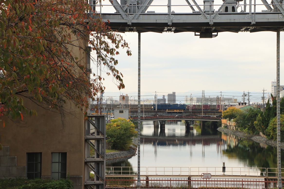 S_Cat_photo's tweet image. 「大都会・名古屋を駆けるEF64」

5087レからEF65が消え、名古屋で見られる国鉄型電機はEF64だけに。

山深い中央本線に挑む姿はもちろんカッコイイですが、高架道路が上下に絡みあい、閘門を擁する運河がめぐる都会を駆ける姿も、なかなかイイものですよ。