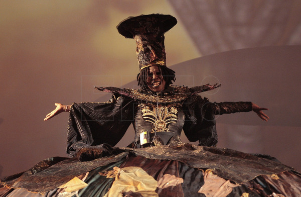 🎂70 cumpleaños de Whoopi Goldberg, actriz que ha sido galardonada con los cuatro premios más importantes de la industria del Cine: Emmy, Grammy, Oscar y Tony. Entre  sus éxitos The Color Purple (1985), Ghost (1991), Sister Act (1992)... bit.ly/1jRjBkt #EFEfototeca