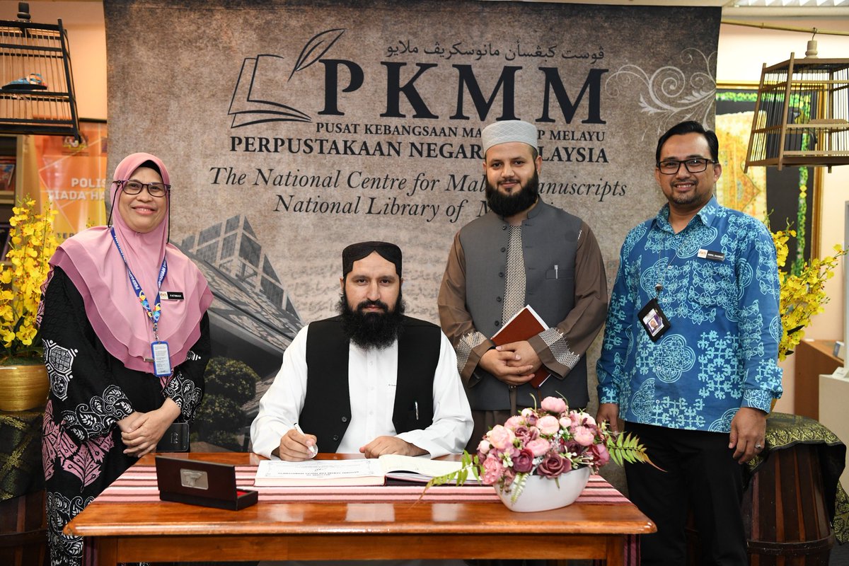 KUALA LUMPUR, 13 November 2025 - YBrs. Tuan Edy Irwan bin Zulkafli, Ketua Pengarah Perpustakaan Negara Malaysia (PNM) telah menerima kunjungan hormat daripada delegasi Embassy of the Islamic Republic of Afghanistan.

#PNM #MalaysiaMADANI