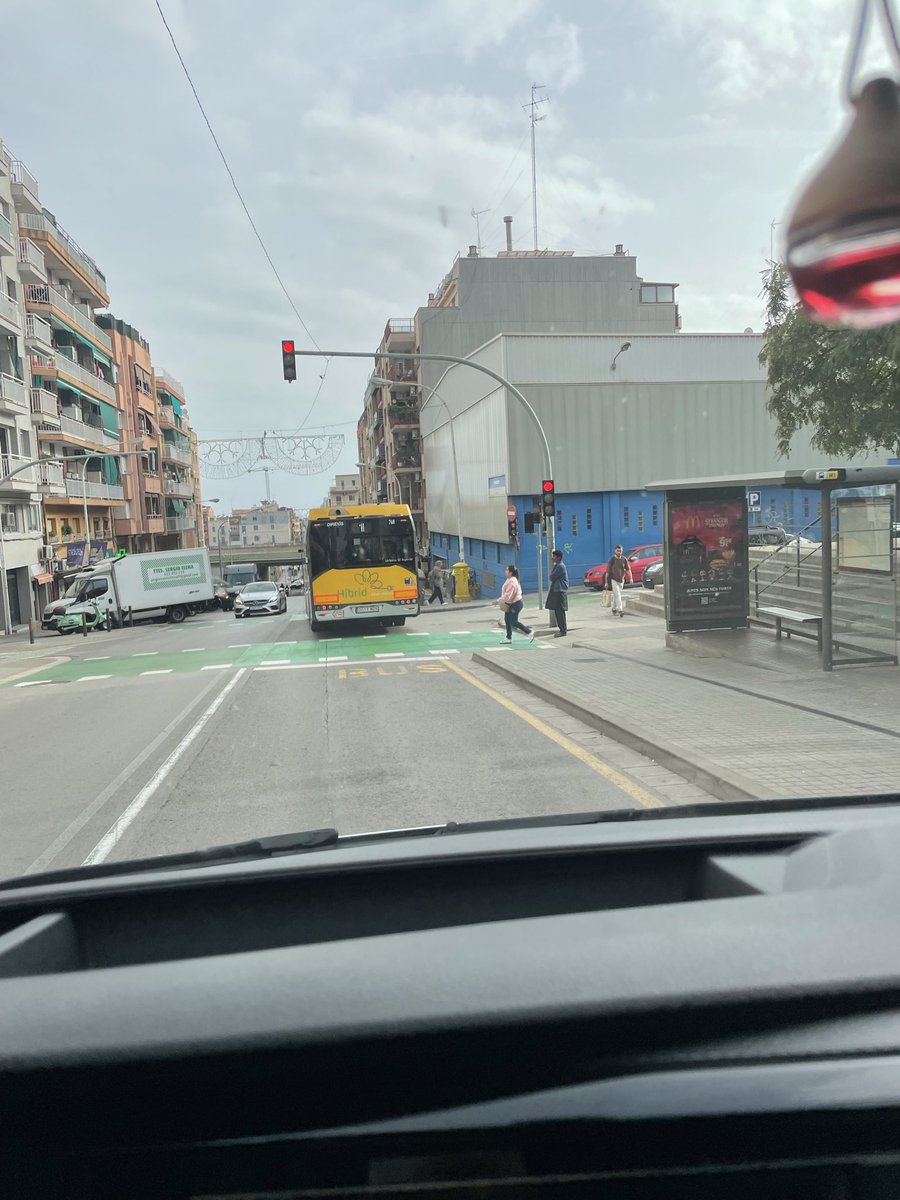 jospinsol's tweet image. Com has fet per quedar-te aqui ?

Doncs petant-se el semafor en vermell vermell i obligat a parar perq creuan vianants