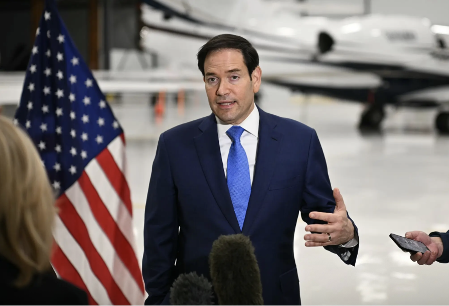 DoliaEstevez's tweet image. "No vamos a tomar medidas unilaterales ni a enviar fuerzas estadounidenses a México, pero podemos ayudarlos con equipo, entrenamiento, intercambio de inteligencia y todo tipo de ayuda que podamos brindarles si la piden. Tienen que pedirla"--Marco Rubio.📷 @nytimes