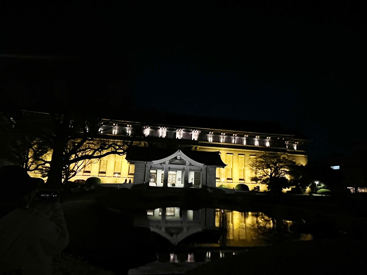 残念だけど、管理にお金がかかるなら…収蔵品保護にまわしてほしい気持ちもある。
夜間開館から帰る際、本館を振り返ると反射する本館の美しさにギュッとなる。