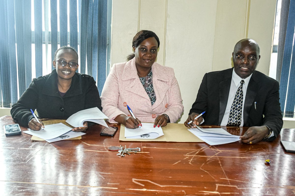 chuka__uni's tweet image. Administrative staff sign the 2025/2026 Performance Contract. #knowledgeiswealth #chukauniversity chuka.ac.ke