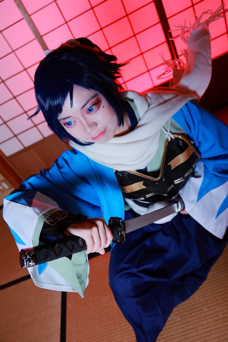 あざみ出品 視線は斬る先なのと、マフラーのヒラみによる奥行きある構図が凄い