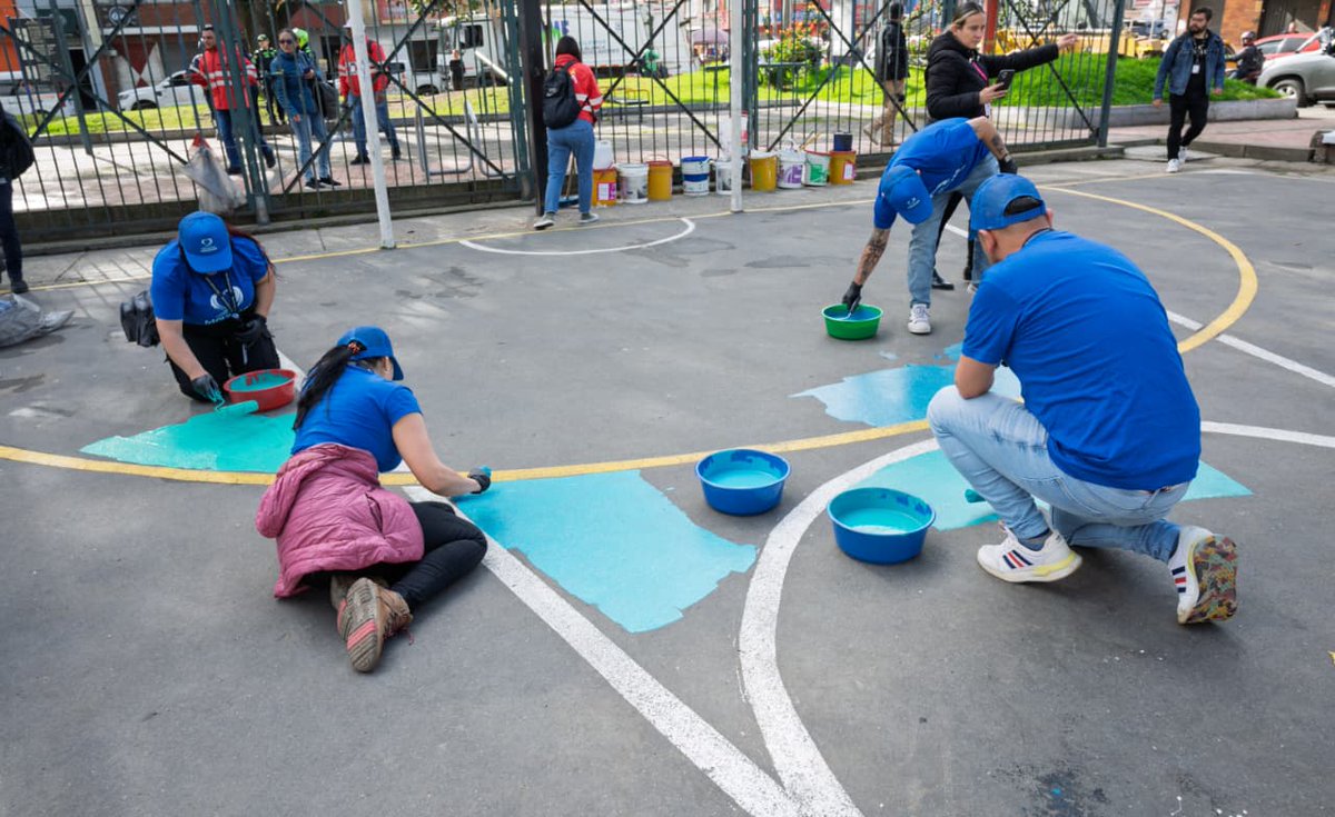 Bogota's tweet image. 🧵3/3
Más de 70 personas, entre integrantes de la comunidad, Autogermana y la Junta de Acción Comunal, participaron en la jornada de embellecimiento del parque, fortaleciendo la confianza y el trabajo conjunto entre la ciudadanía y la Policía.