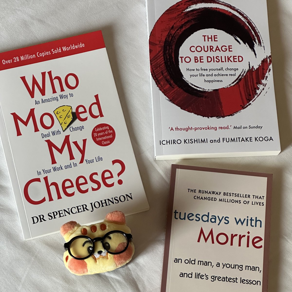 มาร์คลีอ่าน 🤓♡

- who moved my cheese? : อ่านง่ายย่อยง่ายมากๆ เหมาะกับคนกำลังฝึกภาษา

- the courage to be disliked : เล่มนี้แนะนำเลย อ่านแล้วได้ปลดล็อคอะไรหลายอย่าง (มีฉบับแปลไทย)

- tuesdays with morrie : สวยงามมากๆ เป็นเล่มที่เห็นถึงความงดงามของชีวิต อ่านแล้วมีแรงบันดาลใจ