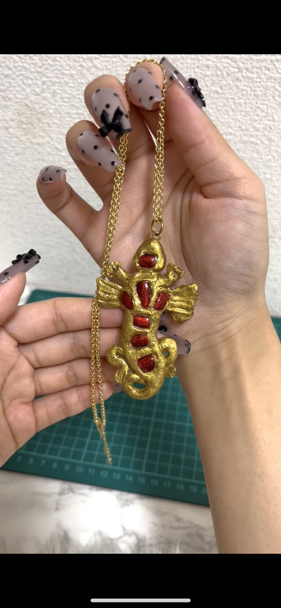 vunapi_5566's tweet image. 軍艦島編で出てきたクルタの伝説にある黄金のペンダント。石粉粘土で作ったの
アタシってば天才ねぇ〜💖

#フジ版ハンターハンター
#hunterxhunter 
#クラピカ