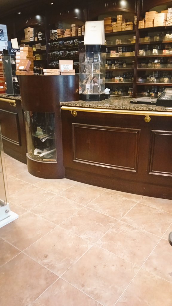 carolie06451008's tweet image. Man lief heb sigaren nodig 😂.
#BijOnzeKameraad #HansVanWerven 
#Apeldoorn