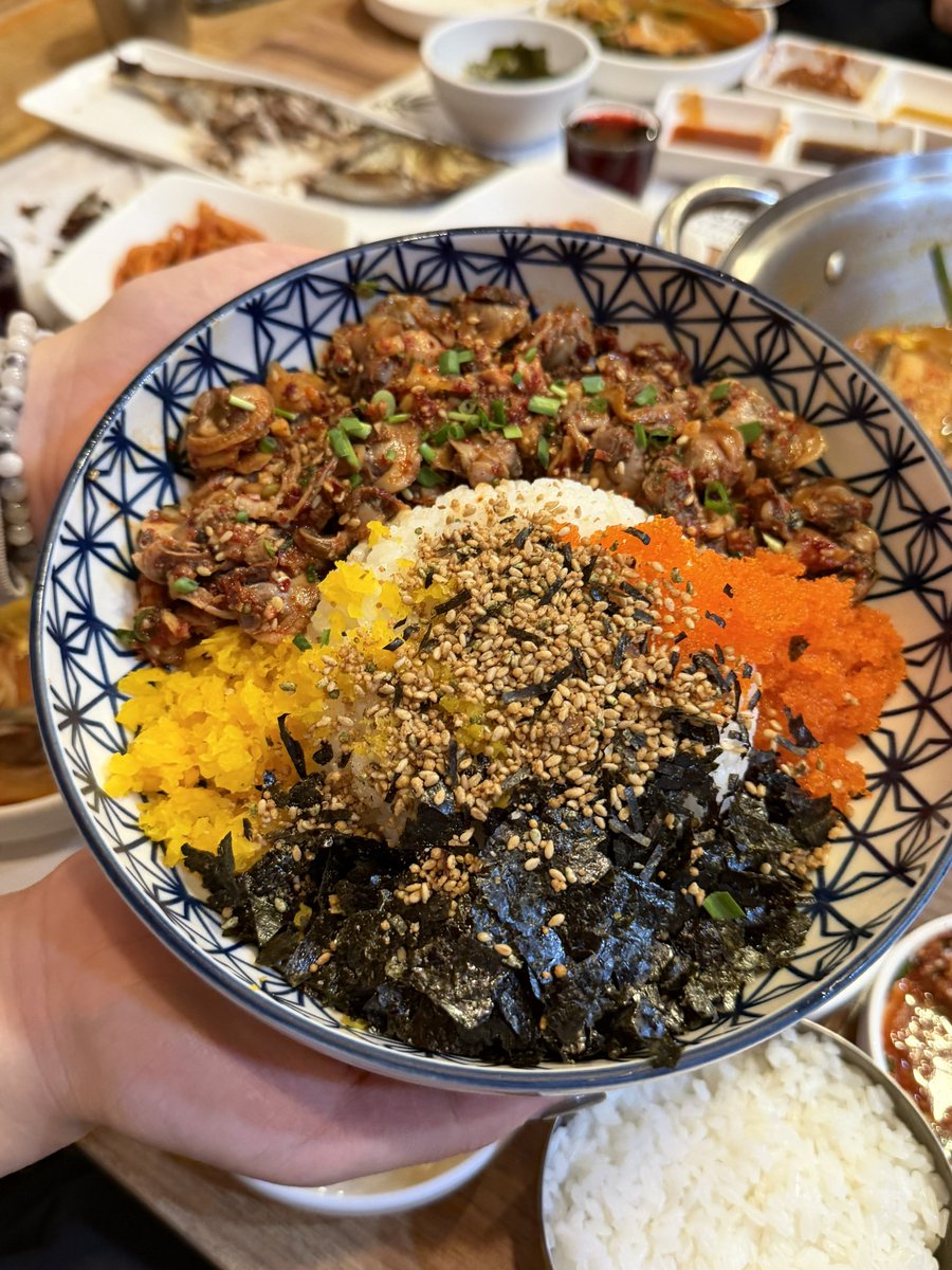 아니 얘들아 .. 지금 방어회만 먹을 때가 아니야 삼치회도 같이 먹어야 돼 미쳐버림 그냥