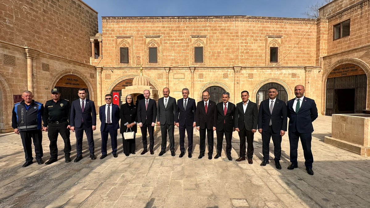 Batmantso's tweet photo. Yönetim Kurulu Başkanımız Abdulkadir DEMİR ve beraberinde Batman Valimiz Ekrem Canalp, Midyat’ta düzenlenen DİKA Yönetim Kurulu Toplantısı’na Katıldı

Toplantıya, Siirt Valisi Dr. Kemal Kızılkaya, Şırnak Valisi Birol Ekici, DİKA Genel Sekreteri Aykut Aniç, Batman İl Genel Meclis Başkanı Gülcemal Erdinç, Şırnak İl Genel Meclis Başkanı Galip Külter, Mardin Ticaret ve Sanayi Odası Başkanı Hatip Çelik, DİKA Birim Başkanları ve Koordinatörler katıldı. 

Toplantıda, DİKA tarafından yürütülen ve planlanan programlar hakkında kapsamlı bilgilendirme sunumları gerçekleştirildi. Ardından, bölgenin kalkınmasına katkı sağlayacak sürdürülebilir projeler, yatırım fırsatları ve ajans destek programları detaylı şekilde ele alınarak değerlendirildi.