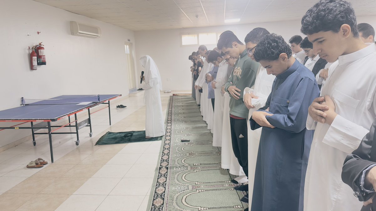ALQALAFSCHOOL's tweet photo. تأسيًا بسنة النبي صلى الله عليه وسلم، وإنفاذاً للتوجيه الملكي الكريم، منسوبو وطلاب المدرسة يؤدون صلاة الاستسقاء صباح اليوم الخميس 13 نوفمبر 2025م https://t.co/30svbjoVEC