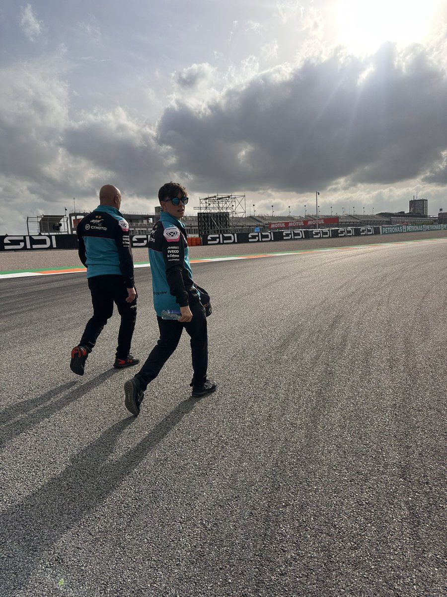 🚶‍♂️‍➡️🚶‍♂️‍➡️🚶‍♂️‍➡️

#ValenciaGP <a href="/CircuitValencia/">Circuit Ricardo Tormo</a>