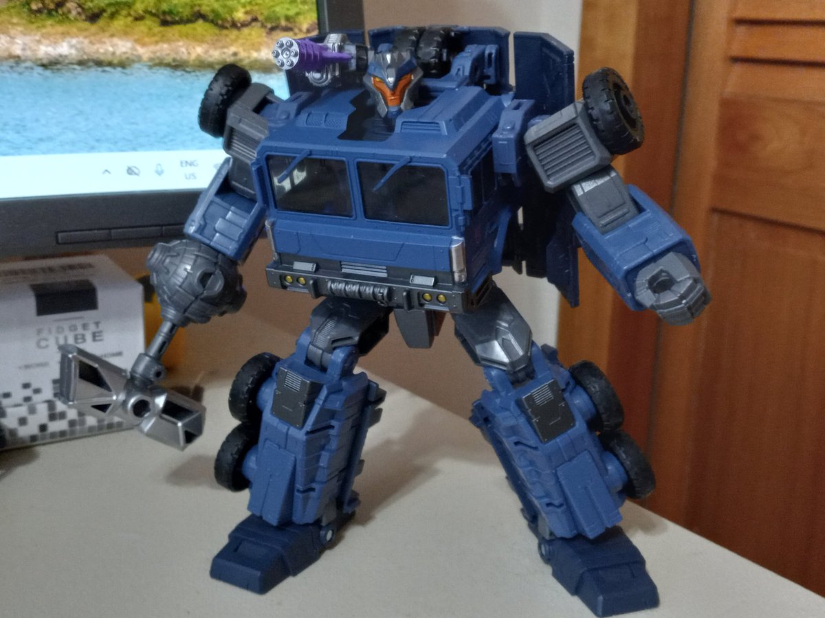 KBarnNow's tweet image. GOOD MORNING MINTO!!!

My desk friend today is Knock Out&apos;s partner/lover, Breakdown!

This is the recent G1-ized version because the TF Prime toy was only released in Japan and became very expensive, very quick. Might have been related to Breakdown getting killed off in season 2.