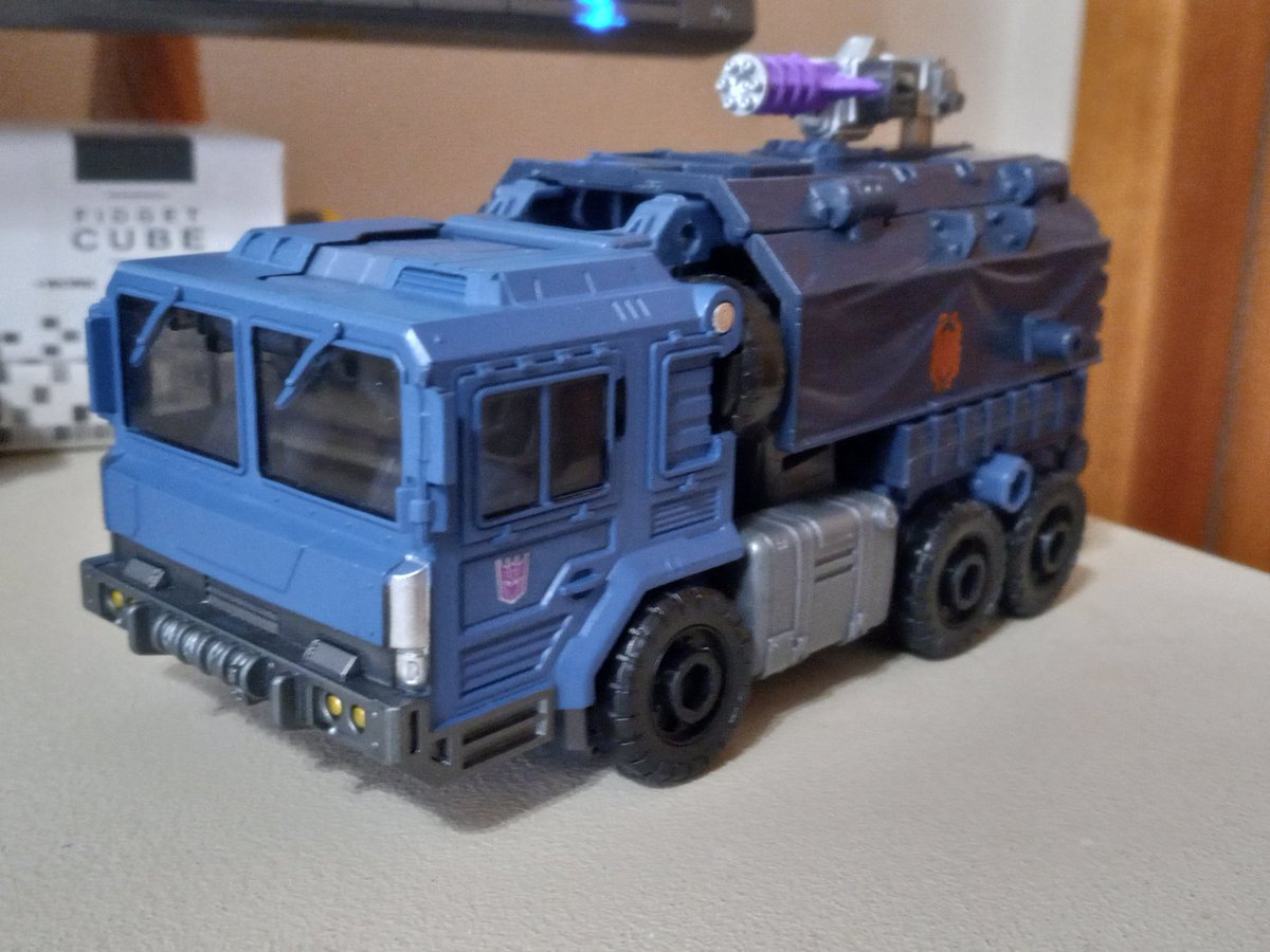 KBarnNow's tweet image. GOOD MORNING MINTO!!!

My desk friend today is Knock Out&apos;s partner/lover, Breakdown!

This is the recent G1-ized version because the TF Prime toy was only released in Japan and became very expensive, very quick. Might have been related to Breakdown getting killed off in season 2.