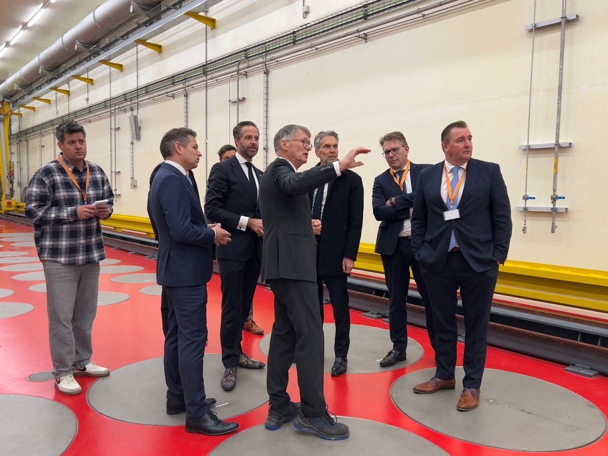 <a href="/MinPres/">Dick Schoof</a> heeft vandaag samen met <a href="/hugodejonge/">Hugo de Jonge</a>, <a href="/JoAnnesdeBat/">Jo-Annes de Bat</a> en <a href="/Gerbvine/">Gerben Dijksterhuis</a> een bezoek gebracht aan <a href="/COVRA_nv/">COVRA N.V.</a> . Onze algemeen Directeur, Jan Boelen, nam het gezelschap mee naar het opslaggebouw voor hoogradioactief afval (HABOG). covra.nl/nl/organisatie… #COVRA