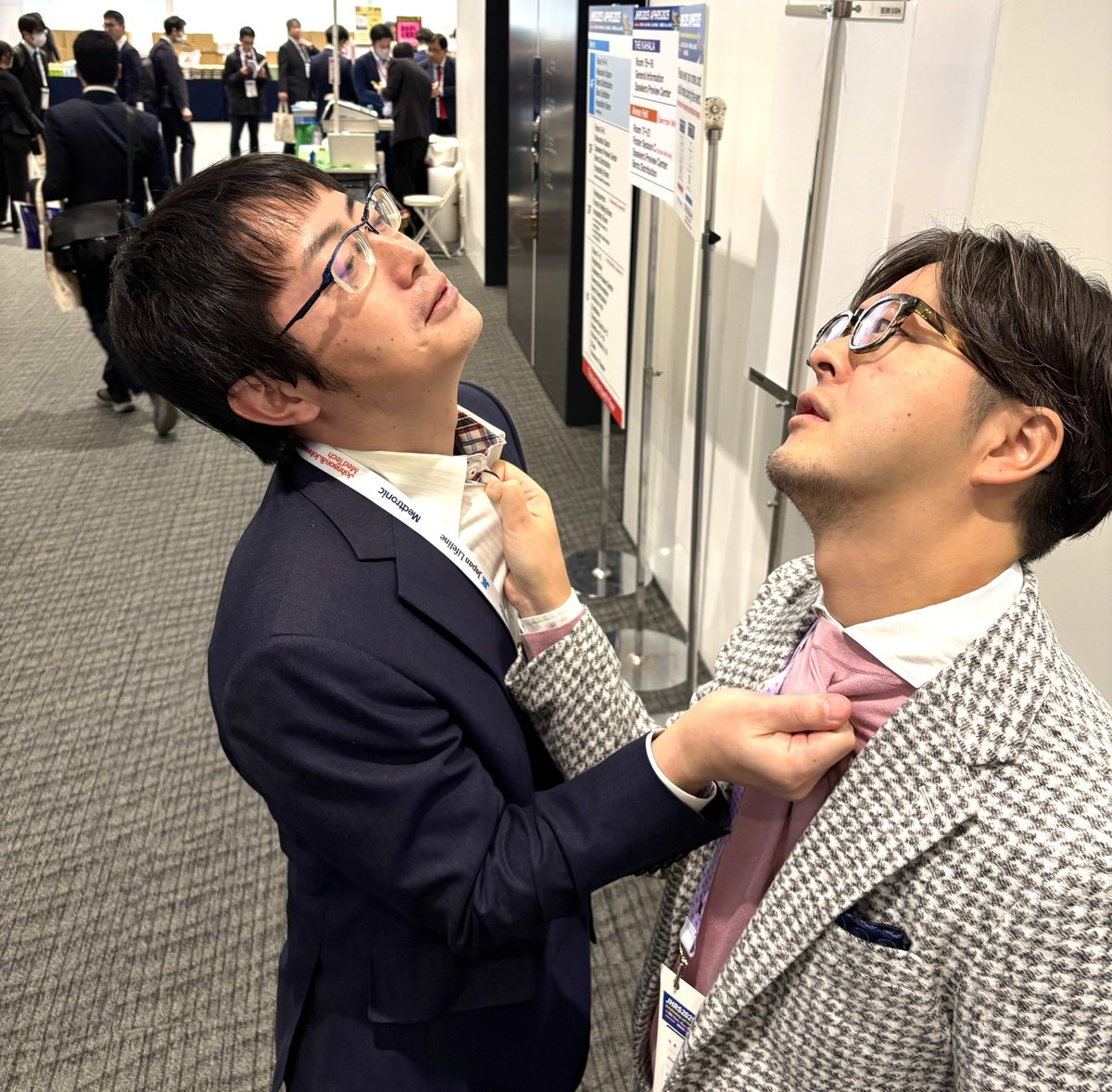 明日はいよいよ不整脈王座決定戦です🔥
本日計量+フェイスオフでした！
2人とも計量クリア！
しかしフェイスオフでは、胸ぐらを掴み合う一触即発の事態へ…💦

みなさん、明日はリングサイドでの応援宜しくお願いします🔥

#JHRS2025
#EP大学
#演出です