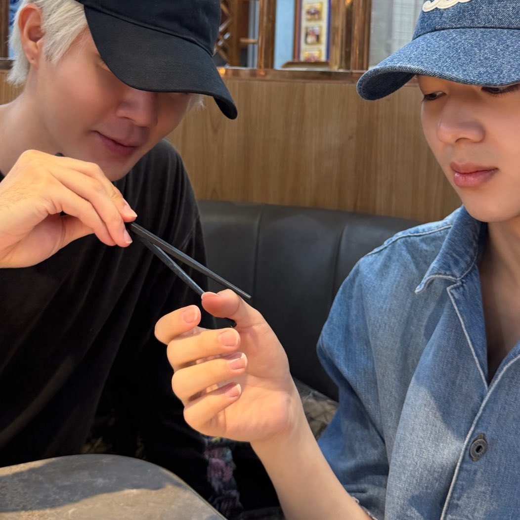 mycwrzp's tweet photo. ปกติคนอื่นใช้ตะเกียบคีบอาหาร แต่พี่ซีฮีใช้ตะเกียบคีบนิ้วแฟน อรืม รักแฟนมาก ไม่เอาอะไรแล้ว https://t.co/fmoqbrFNi9