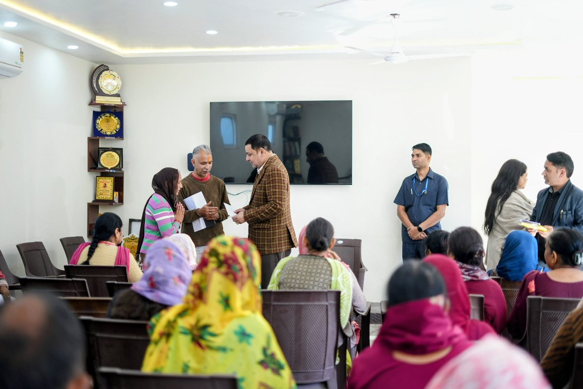 sudhirhp's tweet image. सेवा परमो धर्मः
आज रक्कड़ कार्यालय में नवजीवन फाउंडेशन द्वारा आयोजित कार्यक्रम में शामिल हुआ।
समाज सेवा के प्रति समर्पित ऐसे प्रयास न केवल जरूरतमंदों के जीवन में नई ऊर्जा भरते हैं, बल्कि समाज में सकारात्मक परिवर्तन की प्रेरणा भी देते हैं।