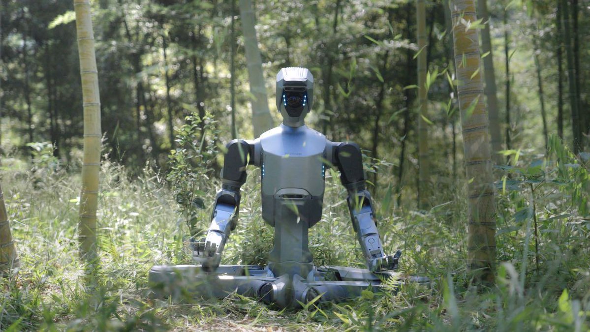 izhejiang's tweet image. Goodbye fragile bots! @DeepRobotics_CN  has unveiled DR02, the world&apos;s first full‑size #humanoidrobot with IP66 protection. Built for rain, dust &amp;amp; extreme temps, it shifts robots from showpieces to industrial tools — ready for patrols, factories &amp;amp; outdoor tasks. 🤖#MyRobotBuddy