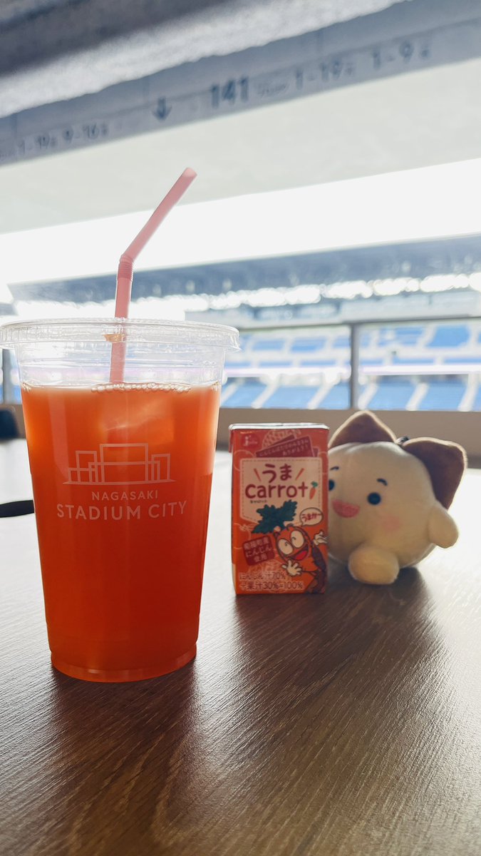 飲みやすい美味しさ！
\\ うまcarrot 🥕//
熊本県菊陽町の人参ジュースで
#19 澤田崇選手がYouTubeでも紹介していた"あの"人参ジュース🥕✨

明日14日（金）より岩崎本舗 長崎スタジアムシティ店で数量限定で販売します！👏

人参が苦手な方でも飲みやすく、まろやかな美味しさです😆