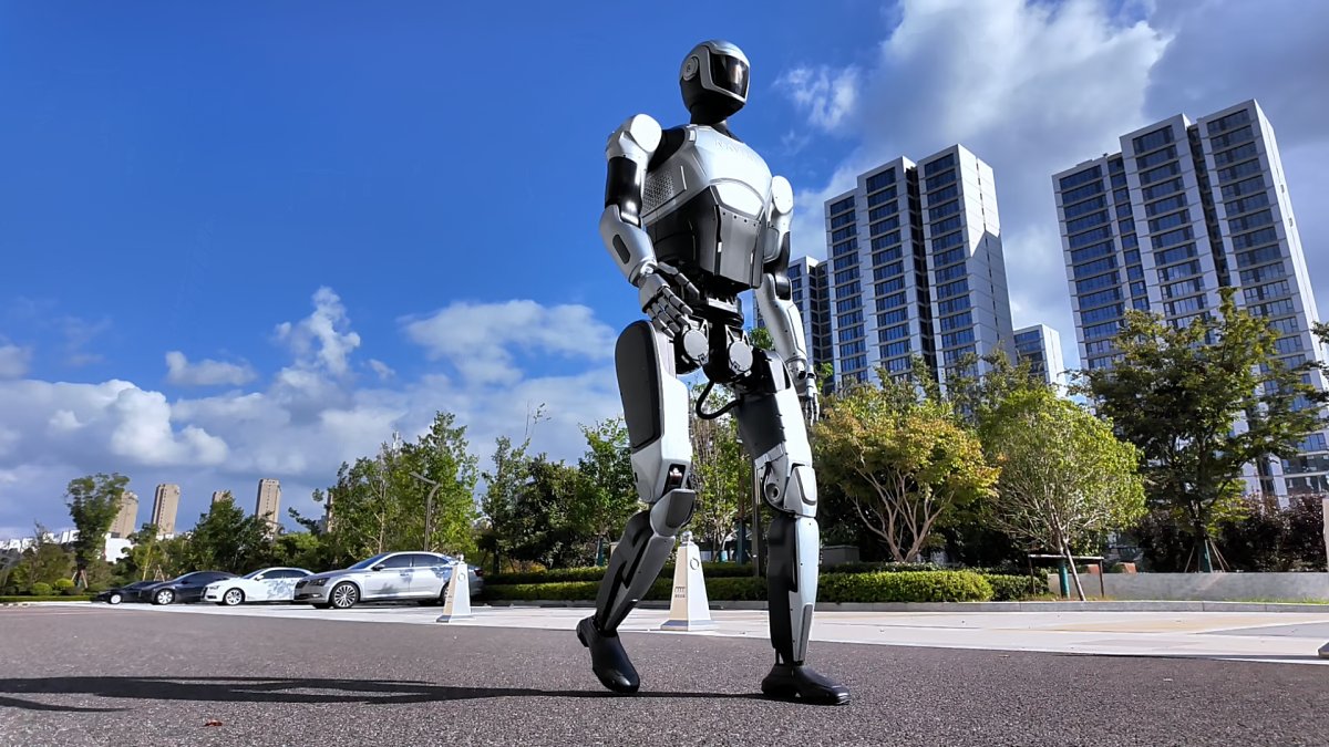 Meet NAVIAI-I3, the latest humanoid robot released by the Zhejiang Humanoid Robot Innovation Center in #Ningbo. With powerful lower limbs and higher torque, it takes steadier, larger steps and can even run. It can bend, squat, and navigate slopes or gravel roads — a futuristic