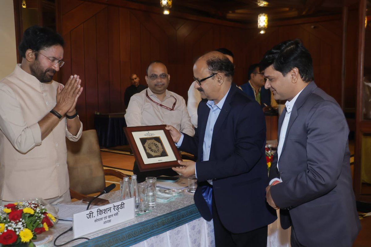 BCCLofficial's tweet photo. बेहतर राजभाषा कार्यान्वयन के लिए भारत कोकिंग कोल लिमिटेड को कोयला मंत्रालय द्वारा पुरस्कार

राजभाषा कार्यान्वयन की दिशा में निरंतर किए जा रहे सराहनीय प्रयासों एवं विविध नवोन्मेषी पहलों के लिए बीसीसीएल को दिनांक 12.11.2025 को अशोक होटल, नई दिल्ली में आयोजित कोयला मंत्रालय की हिंदी सलाहकार समिति की बैठक में मंत्रालय के “निष्ठा की प्रतिष्ठा" पुरस्कार से सम्मानित किया गया। 

माननीय केंद्रीय कोयला एवं खान मंत्री श्री जी. किशन रेड्डी के कर कमलों से यह पुरस्कार बीसीसीएल के अध्यक्ष-सह-प्रबंध निदेशक श्री मनोज कुमार अग्रवाल ने ग्रहण किया। 

इस अवसर पर कोयला मंत्रालय, कोल इंडिया लिमिटेड एवं अन्य अनुषंगी कंपनियों व उपक्रमों के अनेक वरिष्ठ अधिकारी उपस्थित थे।

समस्त बीसीसीएल परिवार को हार्दिक बधाई

#राजभाषा #हिंदी #BCCL