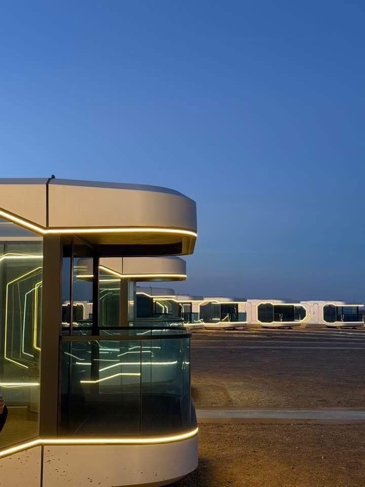 Монголд ийм рэсорт нээгдсэн гэнэ.Хоногийн 5 сая гэсэн чинь боож үхэхнээ угаасаа боож үхэхжаа хүмүүсд зориулаагүй байхад юунд нь муулаад байдын. 5 сая битгий хэл тэрэлж яваад 500к гэрт ороод хоночих тэнхээгүй ядарсан гуйлгачид байж. Тэрүүгээрээ Хайнань явсан нь дээр ч гэжахшиг 🤣