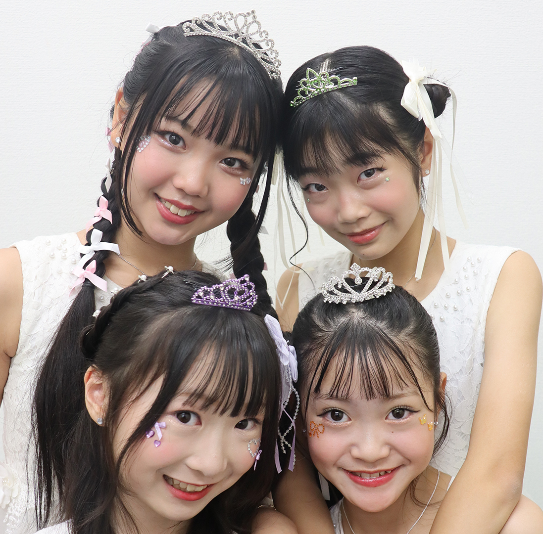 あさって11月15日（土）モニベルエンタメラボ📣

新カバー曲をお披露目🎤

メンバー全員がモデルとしても活動中✨
モデルとしての気持ちを持ちつつ歌い上げる楽しい１曲になっています💗

ぜひ一緒に踊って楽しみましょう♡
会場でお会いできること楽しみにしています❣️

＃ライブ
＃リリサ
＃2.5次元