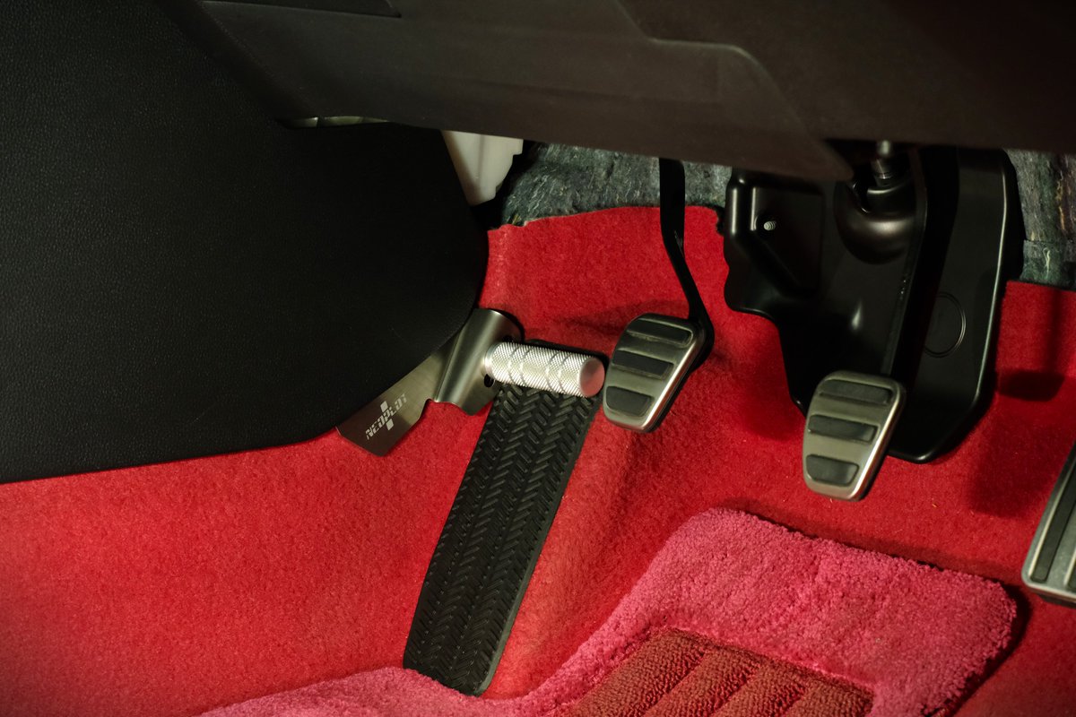 plot_p4's tweet image. FL型シビック TypeR用フットレストバー開発中👣

純正フットレストはありますが、どことなく”ただ置いているだけ”のような印象...
専用設計のブラケットで取付ポイントを作りバーを設置することで、剛性感を出すことができ、しっかりと踏ん張れる・シートにピタッと座ることができます。…