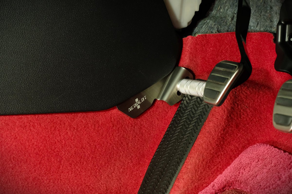 plot_p4's tweet image. FL型シビック TypeR用フットレストバー開発中👣

純正フットレストはありますが、どことなく”ただ置いているだけ”のような印象...
専用設計のブラケットで取付ポイントを作りバーを設置することで、剛性感を出すことができ、しっかりと踏ん張れる・シートにピタッと座ることができます。…