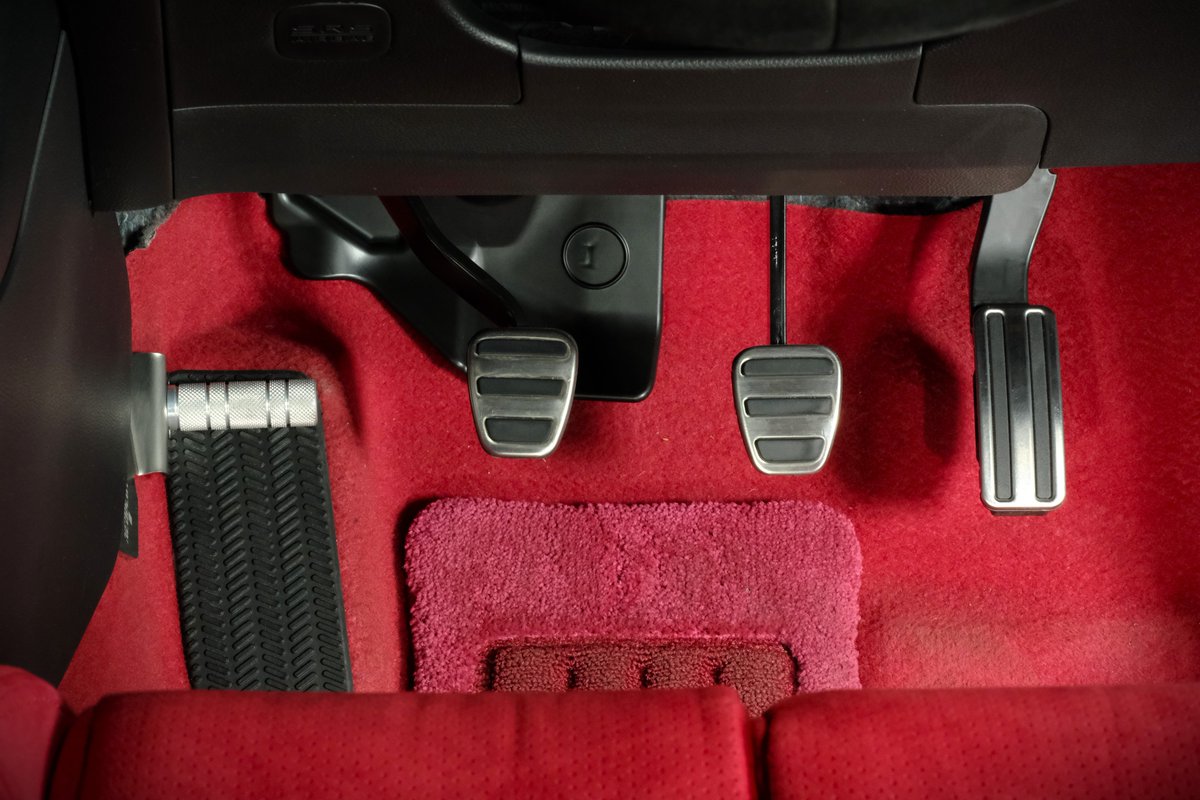 plot_p4's tweet image. FL型シビック TypeR用フットレストバー開発中👣

純正フットレストはありますが、どことなく”ただ置いているだけ”のような印象...
専用設計のブラケットで取付ポイントを作りバーを設置することで、剛性感を出すことができ、しっかりと踏ん張れる・シートにピタッと座ることができます。…