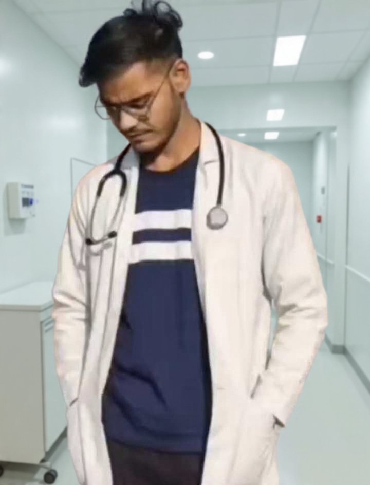 Satish_Goyal73's tweet image. Yesterday a hero, today a hard-working doctor. 🩺💉 #RatanGoyal #MedicalStudent #FutureDoctor @Ratan_Goyal3
