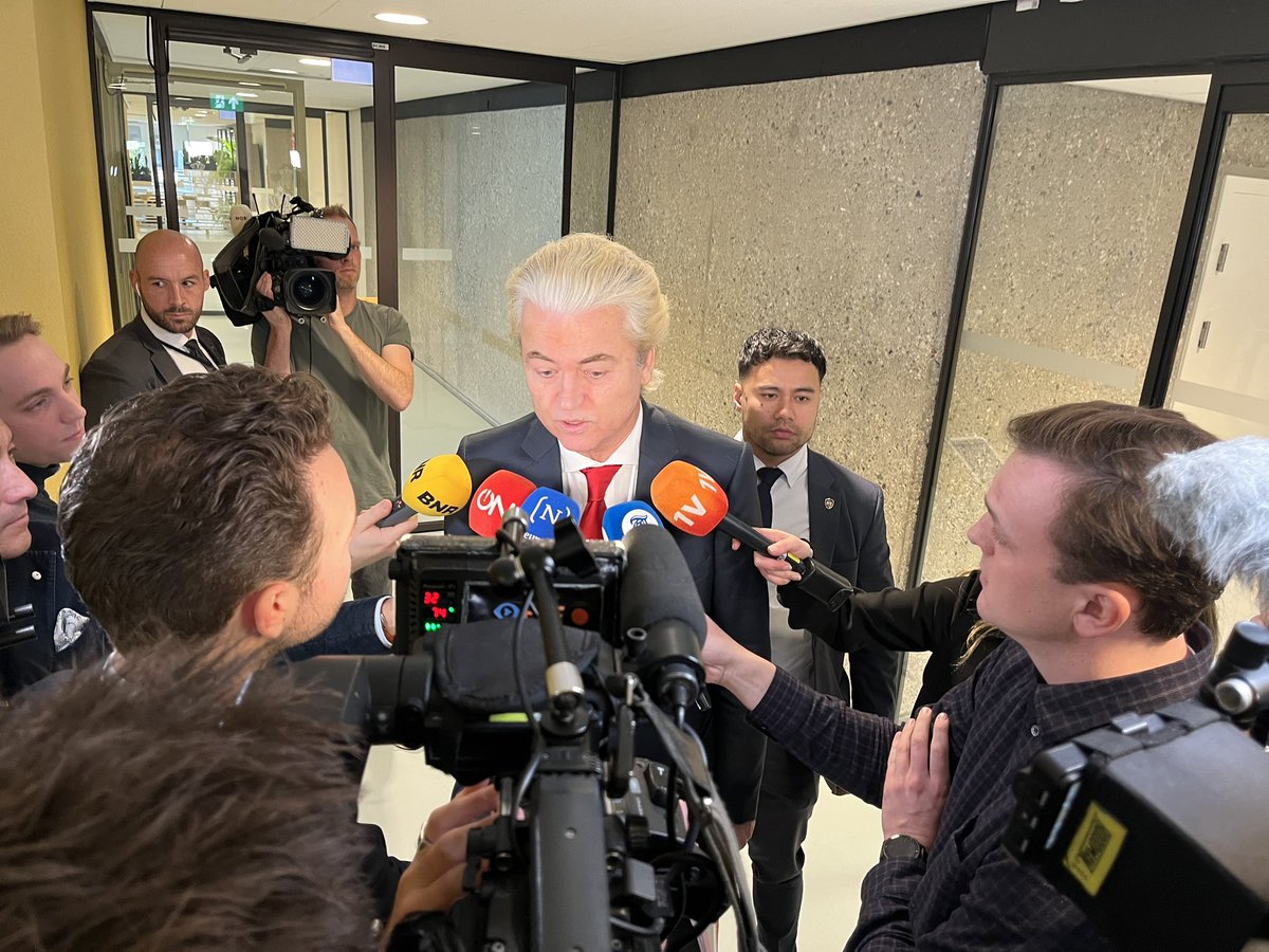 .<a href="/geertwilderspvv/">Geert Wilders</a> feliciteert <a href="/jesseklaver/">Jesse Klaver</a> in debat over de verkiezingsuitslag. Wilders meent dat Groen Links met succes de PvdA heeft overgenomen nu Klaver Timmermans heeft opgevolgd. De PvdA bedstaat niet meer en is begraven, meent Wilders