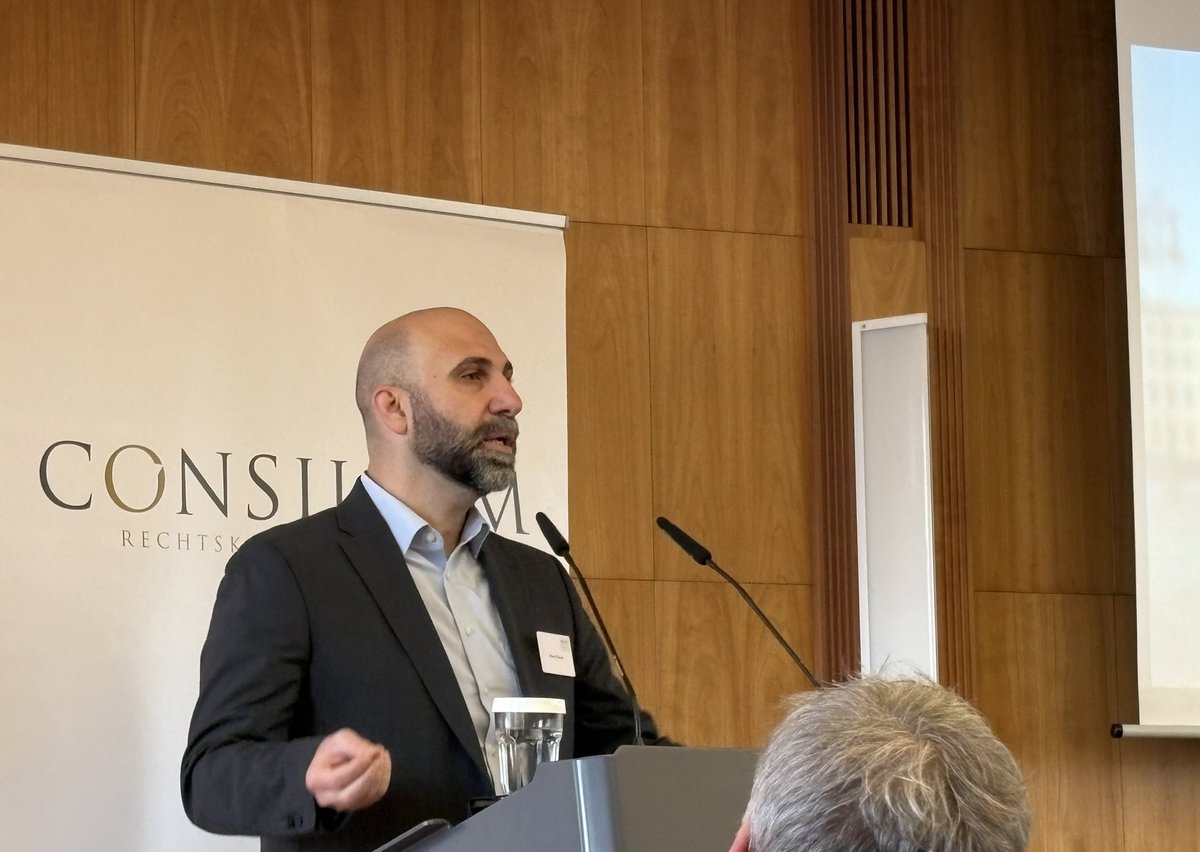 Beeindruckender Impuls auf dem Rechtskommunikationsgipfel  (#rkg25) von <a href="/AhmadMansour__/">Ahmad Mansour</a> zu Empathie und Streitkultur. Leider muss man seinem Befund zustimmen: Es gibt bisher nirgends (Politik, Schulen etc.) eine (digitale) Strategie gegen Online-Polarisierung/Radikalisierung.