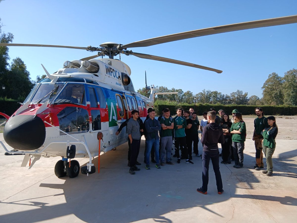 Plan_INFOCA's tweet photo. 🏡 Las visitas a nuestras bases se suceden a lo largo del año, principalmente en época de bajo y medio de incendios. Recibimos a alumnos del Ciclo formativo de grado superior de Gestión Forestal y del Medio Natural del I.E.S. Universidad Laboral, en Málaga. 

📌 Brica de Cártama. https://t.co/TjSKIGmzng
