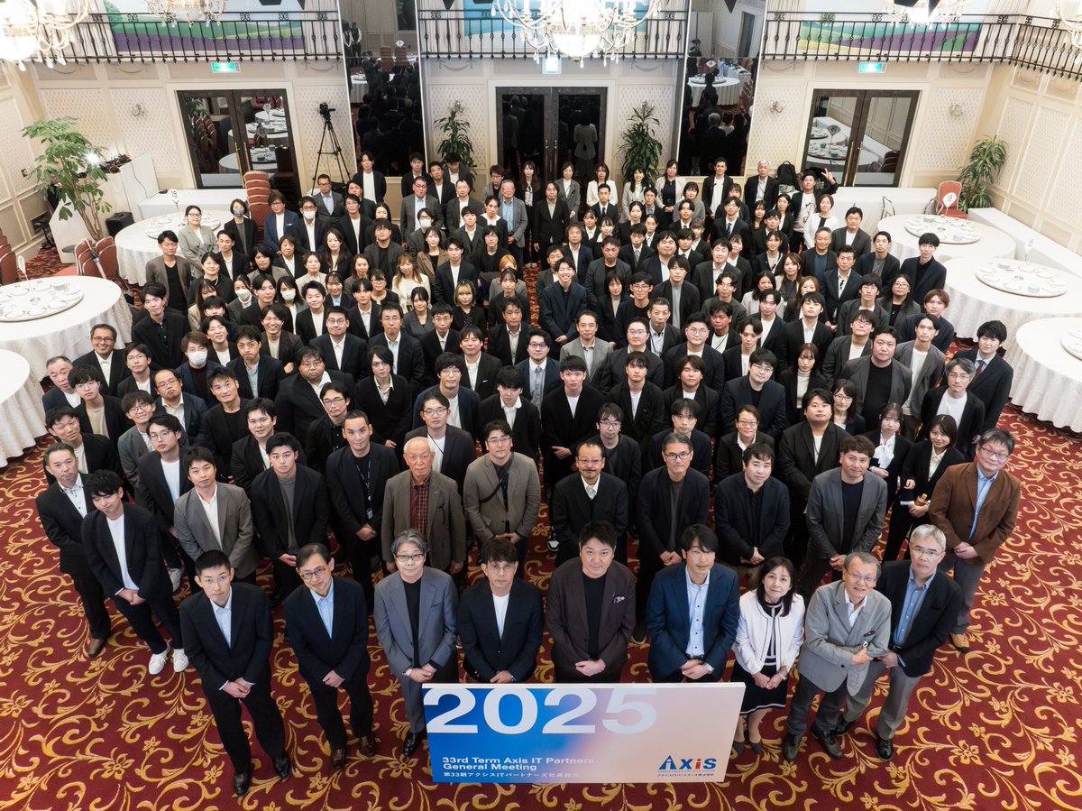 t_axis1993's tweet image. 先日、アクシスでは社員総会を開催しました！  

東京や大阪にもオフィスのあるアクシスでは社員旅行と社員総会が全社員一堂に会する特別な時間となります。

今年は250inchのLEDモニターに新しい動画と演出を一新！！
ナレッジシェア・内定式・AxisAwardと盛りだくさんのプログラムを実施。…