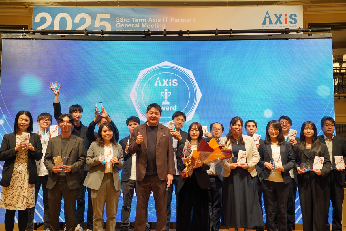 t_axis1993's tweet image. 先日、アクシスでは社員総会を開催しました！  

東京や大阪にもオフィスのあるアクシスでは社員旅行と社員総会が全社員一堂に会する特別な時間となります。

今年は250inchのLEDモニターに新しい動画と演出を一新！！
ナレッジシェア・内定式・AxisAwardと盛りだくさんのプログラムを実施。…