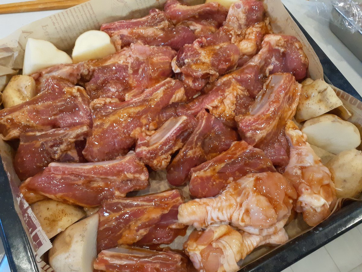 学級閉鎖の長男に手伝ってもらってリュウジさんのスペアリブ焼いてる