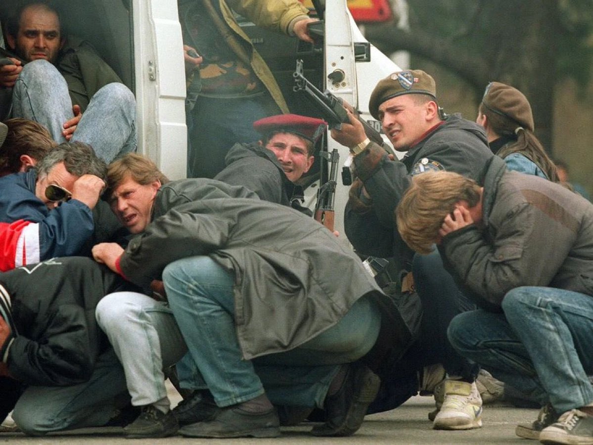 السلطات الإيطالية تفتح تحقيقا عن بعض الاثرياء في البلاد الذين سافروا الى البوسنة في سنة 1990 بهدف قنص المدنيين البوسنيين خلال حصار سراييفو من مواقع جهزها لهم الضباط الصرب
كان هؤلاء الاثرياء يدفعون اموالا باهضة للصرب للسماح لهم بقنص المدنيين المحاصرين بواسطة بنادق عسكرية مختصة